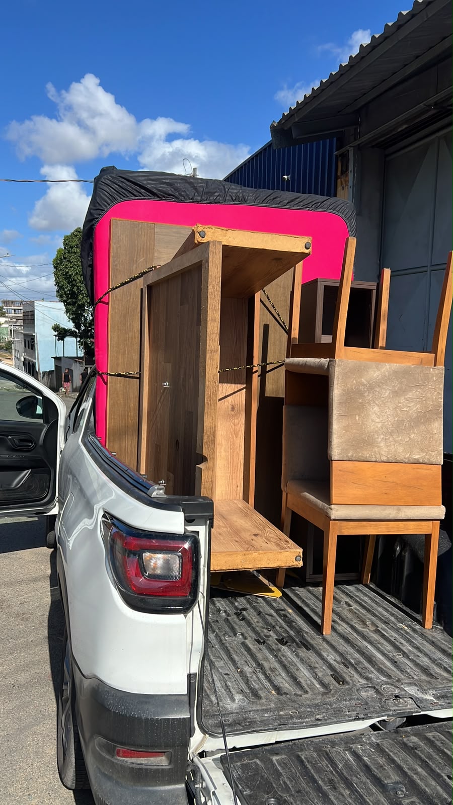 Móveis transportados na caçamba da Fiat Strada