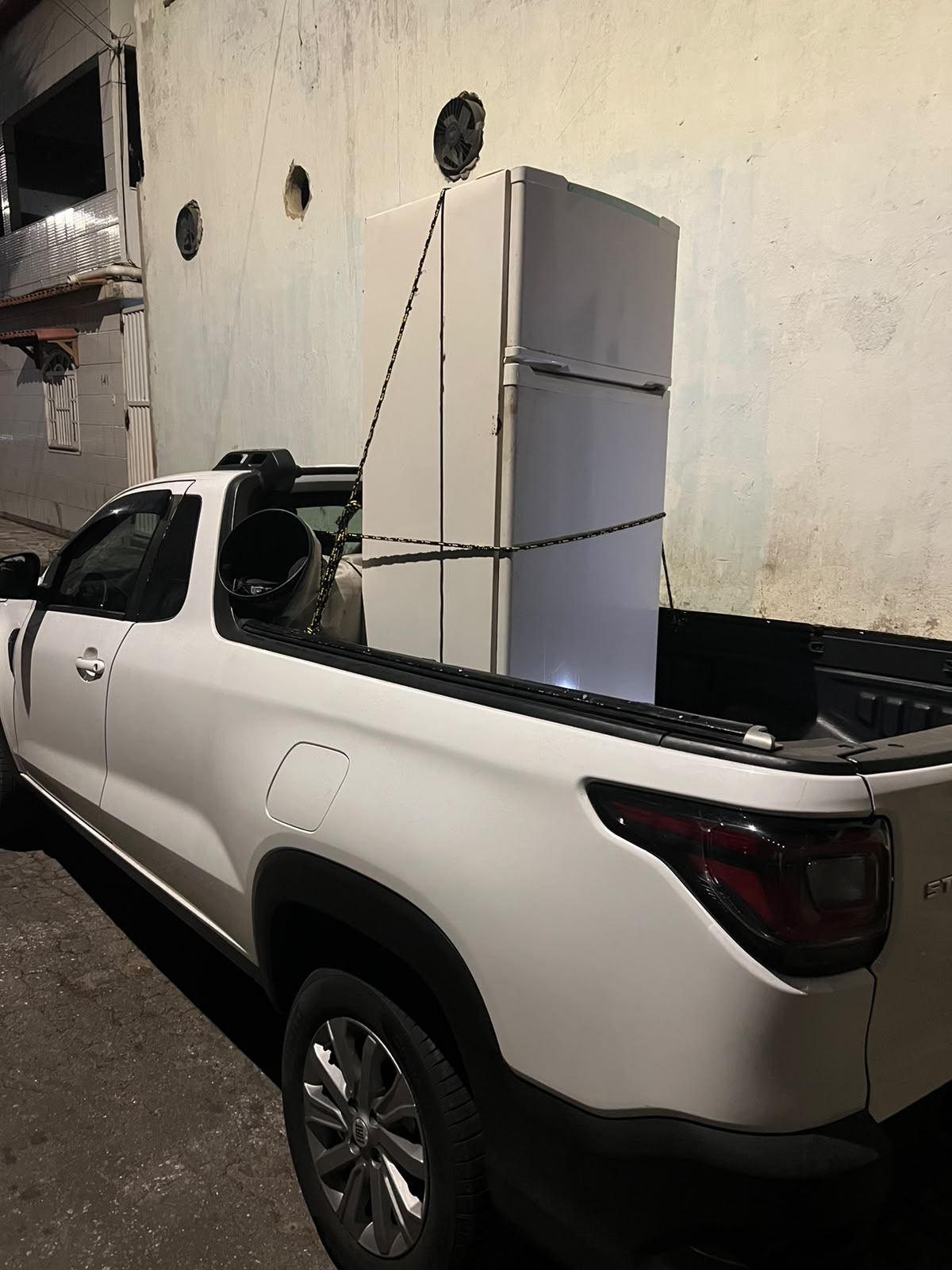 Geladeira transportada com segurança na Fiat Strada