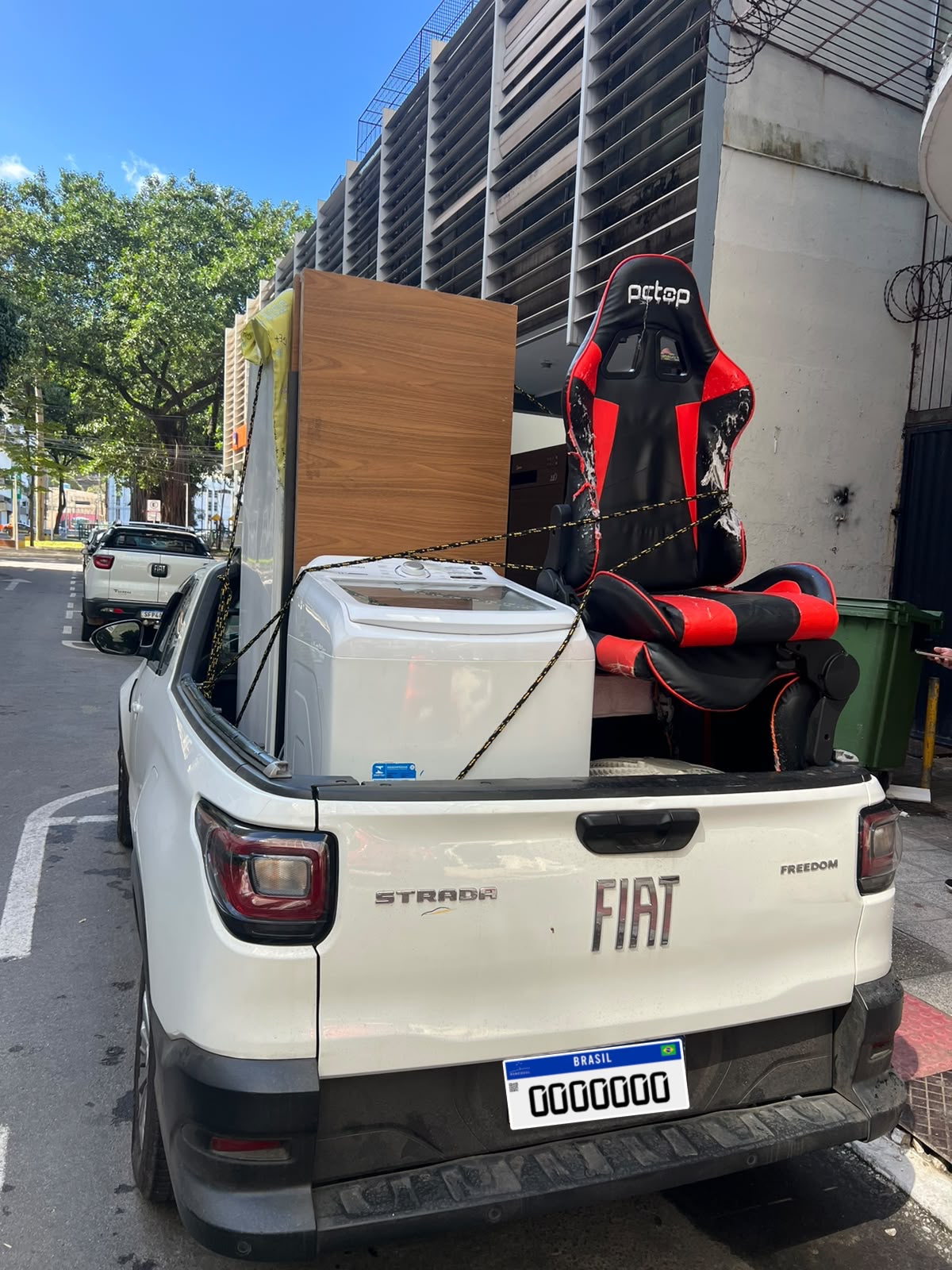 Eletrodoméstico e cadeira transportados pela Pasal